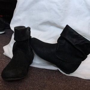 Girls black ankle boots. Thy have a silver tone